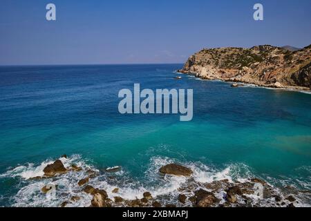 Weite Küstenlandschaft mit Klippen und blauem Meer im Hintergrund, Atavyros Strand, in der Nähe von Monolithos Dorf, Rhodos, Dodekanese, Griechische Inseln, Griechenland Stockfoto