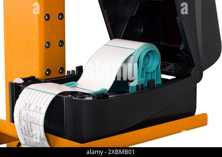 Elektrofachwaage isoliert auf weißem Hintergrund. A Ersetzen von Thermopapierrollen im POS-Belegdrucker. Stockfoto