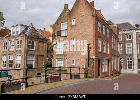 Mehrere Backsteinhäuser in einer Altstadt mit Kopfsteinpflasterstraßen und einer historischen Atmosphäre, Dordrecht, holland, niederlande Stockfoto