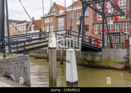 Historische Brücke über einen Kanal, umgeben von alten Backsteinhäusern in der Stadt, Dordrecht, holland, niederlande Stockfoto