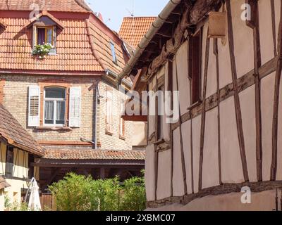 Traditionelle Fachwerkhäuser mit Holzbalken und alten Fenstern in einem historischen Viertel, Wissembourg, Elsass, Frankreich Stockfoto