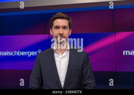 Vassili Golod Ukraine-Korrespondent der ARD, maischberger Polittalk, TV, Format, mit Moderatorin - Sandra Maischberger, das erste, im Studio Adlershof, Berlin, 12.06. 2024, Thema: Unterstuetzt Deutschland die Ukraine ausreichend *** Vassili Golod Ukraine Korrespondent der ARD , maischberger Polittalk, TV, Format, mit Moderatorin Sandra Maischberger, das erste, in Studio Adlershof, Berlin, 12 06 2024, Thema Copyright: HMBxMedia/ManfredxBehrens Stockfoto