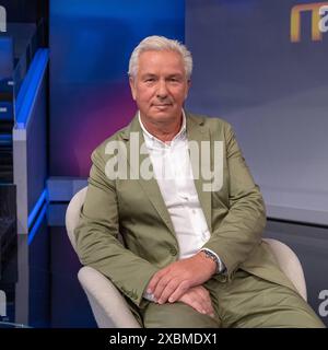 Klaus Wowereit SPD,: Langjaehriger Regierender Büergermeister von Berlin, maischberger Polittalk, TV, Format, mit Moderatorin - Sandra Maischberger, das erste, im Studio Adlershof, Berlin, 12.06. 2024, Thema: Unterstuetzt Deutschland die Ukraine ausreichend *** Klaus Wowereit SPD, langjähriger Regierungsbürgermeister von Berlin , maischberger Polittalk, TV, Format, mit Moderatorin Sandra Maischberger, das erste, in Studio Adlershof, Berlin, 12 06 2024, Thema Copyright: HMBxMedia/ManfredxBehrens Stockfoto