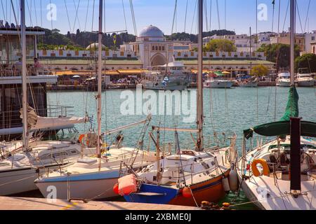 Boote an einem Yachthafen in Rhodos, Dodekanesische Inseln, Griechenland Stockfoto