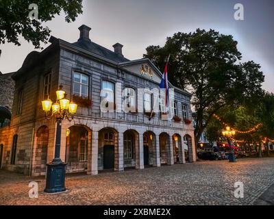 Historisches Rathaus beleuchtet, malerischer Platz am Abend, Maastricht, limburg, niederlande Stockfoto