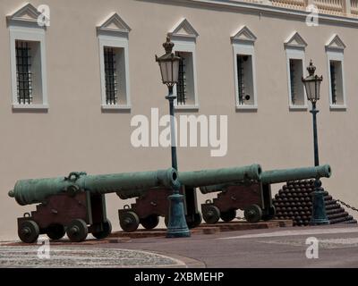 Reihe historischer Kanonen und Kugeln vor einem bewachten Gebäude, monte carlo, monaco, frankreich Stockfoto