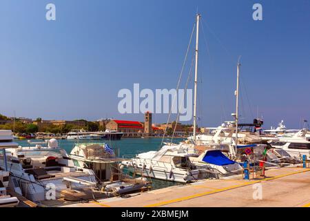 Boote an einem Yachthafen in Rhodos, Dodekanesische Inseln, Griechenland Stockfoto