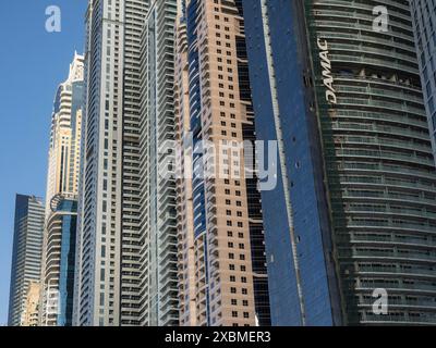 Mehrere moderne Wolkenkratzer stehen nahe beieinander vor dem blauen Himmel, abu dhabi, vereinigte arabische emirate Stockfoto