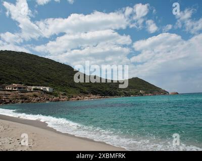 Ein breiter Sandstrand mit sanften Wellen, umliegenden Hügeln und einem lockeren Wollhimmel, ajaccio, korsika, frankreich Stockfoto