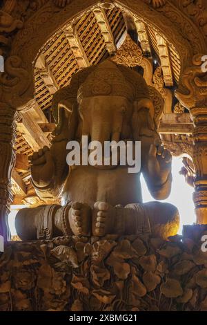 Hölzerne Statue von Ganesha in einem kunstvoll geschnitzten Tempel in Pattaya, Thailand Stockfoto