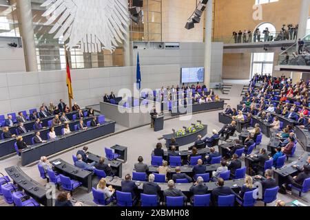 Volodymyr Zelenski (Präsident der Ukraine) hält eine Rede auf einer Sondertagung des Deutschen Bundestages, Berlin, 11. Juni 2024 Stockfoto