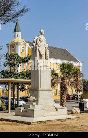 Vor der Statue des Denkmals für die niederländische Königin Wilhelmina, im Hintergrund Kathedrale der Königin des Allerheiligsten Rosenkranzes des Allerheiligsten Rosenkranzes Stockfoto