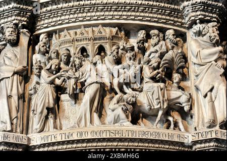 Innenraum, Kathedrale Santa Maria Assunta, Pisa, Toskana, Italien, Europa, detaillierte Steinreliefs, die eine historische religiöse Szene in künstlerischer Form darstellen Stockfoto