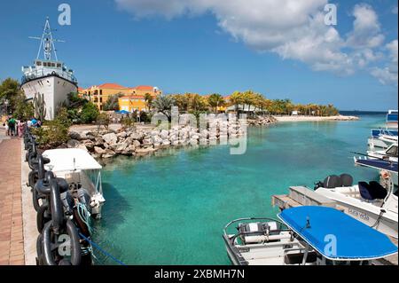 Blick auf die flache Bucht zwischen kleinen Inseln durch die Lagune im Hintergrund orangefarbene Gebäude des Royal Sea Aquarium Resort, auf der linken Seite Stockfoto