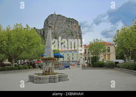 Brunnen am Place Marcel Sauvaire mit Felsen Le Roc, Klippe, Berg, Gipfel, Castellane, Provenzalische Alpen, Westalpen, Alpen, Route Napoleon Stockfoto