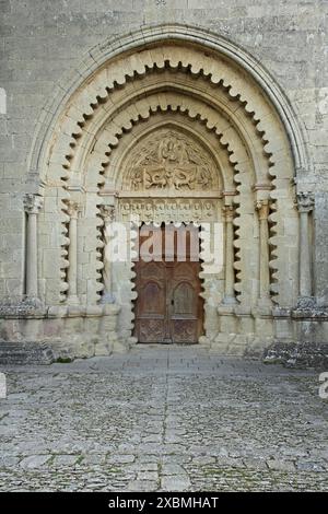 Portal mit Tympanon der Prieure Notre-Dame aus dem 12. Jahrhundert, Priory, Priory, Kirche, Abtei, zwölf, Apostel, Engel, Figuren, das Jüngste Gericht Stockfoto