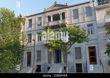 Neoklassizistisches Wohngebäude in der Fußgängerzone von Dionysiou Areopagitou, Athen, Griechenland Stockfoto