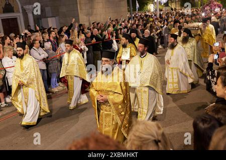 Griechisch-orthodoxe Karfreitagsprozession, Presbyter in liturgischen Gewändern, Kathedrale der Verkündigung, Mitropolis, Athen, Griechenland Stockfoto