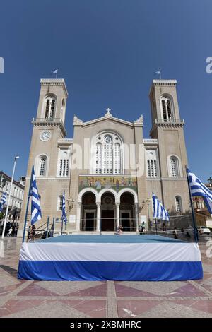 Griechisch-orthodoxe Kathedrale der Verkündigung, Bühne in griechischen Nationalfarben dekoriert, Athen, Griechenland Stockfoto