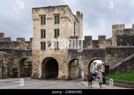 Die Micklegate Bar war das wichtigste mittelalterliche Tor Yorks und der Mittelpunkt großer Veranstaltungen, hier von hinten mit der Stadtmauer gesehen. England Stockfoto