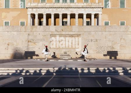 Zwei Evzones in traditioneller Kleidung vor dem parlamentsgebäude, Grab des unbekannten Soldaten, Syntagma-Platz, Athen, Griechenland Stockfoto