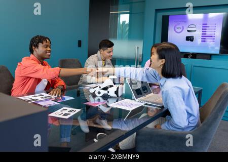 Das Business Team diskutiert VR, Startup, Teamwork und Zusammenarbeit, während es die Hände schüttelt Stockfoto