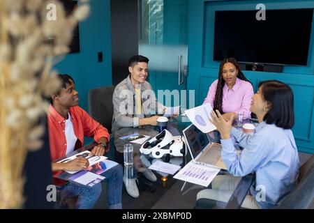 Fachleute in einem modernen Büro diskutieren Strategien zur Förderung der Teamarbeit von Startups Stockfoto