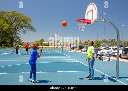 Detroit, Michigan – Rosie Randall, 85, nimmt an der Basketball-Freiwurf-Veranstaltung bei den Olympischen Spielen in Detroit Teil. Der dreitägige Wettbewerb für Resid Stockfoto