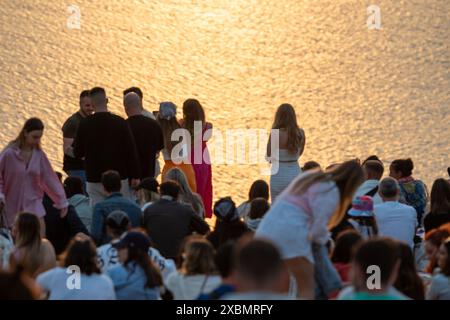 Es Vedra, Ibiza, Spanien: 14. Mai 2024: Menschen, die den Sonnenuntergang am Aussichtspunkt es Vedra auf Ibiza im Sommer 2024 genießen. Stockfoto