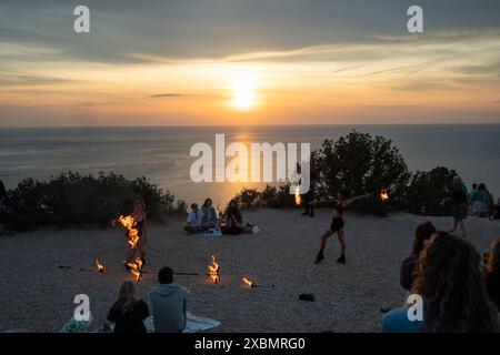 Es Vedra, Ibiza, Spanien: 14. Mai 2024: Menschen, die den Sonnenuntergang am Aussichtspunkt es Vedra auf Ibiza im Sommer 2024 genießen. Stockfoto