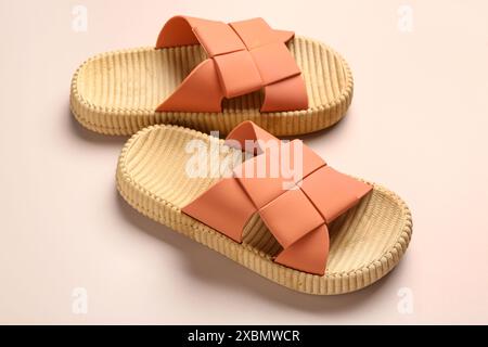 Stylische Flip-Flops für Damen auf beigem Hintergrund Stockfoto