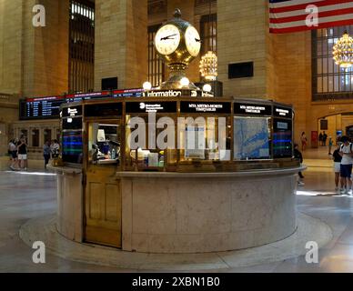 Informationskiosk mit Uhr im Hauptgebäude im Grand Central Terminal, New York, NY, USA Stockfoto