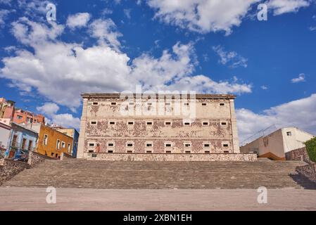 Esplanade hinter der Alhondiga de Granadita, einer historischen Festung Mexikos während des Sommertages Stockfoto