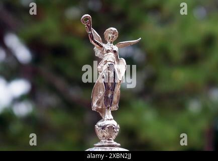 Dorf Pinehurst, Vereinigte Staaten. Juni 2024. Die US Open Golf Trophy mit Victoria, der Göttin des Sieges, wird in der World Golf Hall of Fame im USGA Experience Building bei der 124. US Open Championship im Pinehurst Resort & C.C. (Golfplatz Nr. 2) gezeigt. In Pinehurst, NC am Mittwoch, 12. Juni 2024. Foto: John Angelillo/UPI Credit: UPI/Alamy Live News Stockfoto