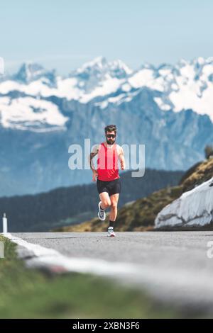 Der Mensch läuft auf dem Alpenpass in den italienischen Alpen Stockfoto