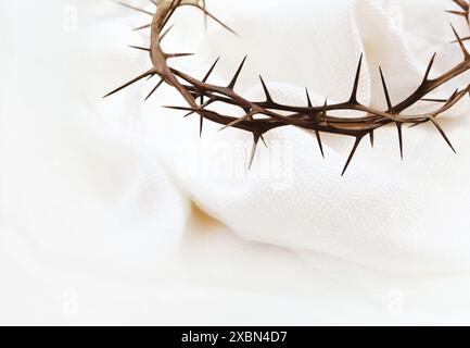 Osterhintergrund für die Passionswoche und die Fastenzeit mit der Dornenkrone, die Jesu Leiden und Opfer am Kreuz symbolisiert Stockfoto