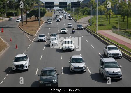 transito de veiculos em Salvador, Bahia, Brasilien - 31/01/2022: Movimentacao de veiculos na Avenida Luiz Viana - Paralela - na cidade de Salvador BA Joa Souza/ WRI Brasil.. SALVADOR BAHIA BRASILIEN Copyright: XJoaxSouza/xWRIxBrasilx 080423JOA010369 20240613 Stockfoto