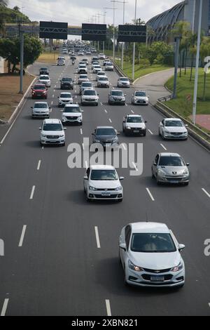 transito de veiculos em Salvador, Bahia, Brasilien - 31/01/2022: Movimentacao de veiculos na Avenida Luiz Viana - Paralela - na cidade de Salvador BA Joa Souza/ WRI Brasil.. SALVADOR BAHIA BRASILIEN Copyright: XJoaxSouza/xWRIxBrasilx 080423JOA010361 20240613 Stockfoto