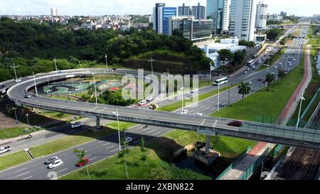 transito de veiculos em Salvador, Bahia, Brasilien - 31.01.2022: Movimentacao de veiculos na Avenida Luiz Viana - Paralela - na cidade de Salvador BA Joa Souza/WRI Brasil. SALVADOR BAHIA BRASILIEN Copyright: XJoaxSouza/xWRIxBrasilx 080423JOA010208 20240613 Stockfoto