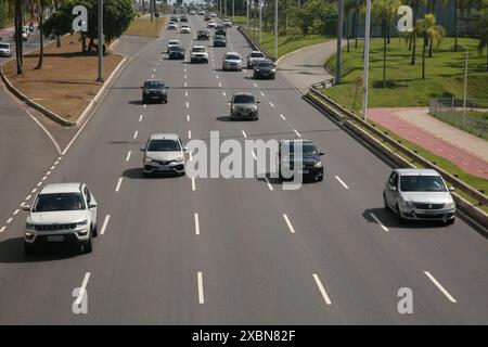 transito de veiculos em Salvador, Bahia, Brasilien - 31/01/2022: Movimentacao de veiculos na Avenida Luiz Viana - Paralela - na cidade de Salvador BA Joa Souza/ WRI Brasil.. SALVADOR BAHIA BRASILIEN Copyright: XJoaxSouza/xWRIxBrasilx 080423JOA010372 20240613 Stockfoto