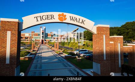 Clemson, SC - 8. Juni 2024: Clemson Tiger Walk vor dem Memorial Stadium auf dem Clemson University Campus Stockfoto