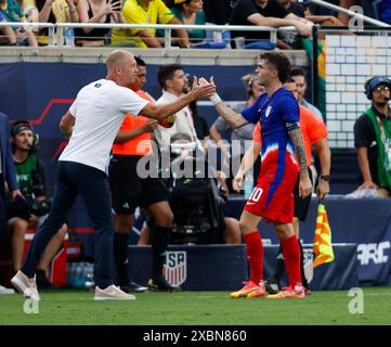 Orlando, Florida, USA. Juni 2024. Der US-Stürmer CHRISTIAN PULISIC (10) feiert mit Cheftrainer GREGG BERHALTER in der 26. Minute eines internationalen Freundschaftsspiels zwischen den USA und Brasilien am 12. Juni 2024 in Orlando, Florida, einen Freistoß. Das Spiel endete mit 1-1 Unentschieden. (Kreditbild: © Scott Coleman/ZUMA Press Wire) NUR REDAKTIONELLE VERWENDUNG! Nicht für kommerzielle ZWECKE! Stockfoto