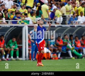 Orlando, Florida, USA. Juni 2024. Der US-Stürmer CHRISTIAN PULISIC (10) gibt dem Publikum Gesten, nachdem er in der 26. Minute eines internationalen Fußballspiels zwischen den USA und Brasilien am 12. Juni 2024 in Orlando, Florida, einen Freistoß erzielt hat. Das Spiel endete mit 1-1 Unentschieden. (Kreditbild: © Scott Coleman/ZUMA Press Wire) NUR REDAKTIONELLE VERWENDUNG! Nicht für kommerzielle ZWECKE! Stockfoto