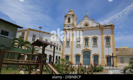 itaparica, bahia, brasilien - 13. oktober 2023: Blick auf die Igreja Matriz do Santíssimo Sacramento auf der Insel Itaparica. Stockfoto