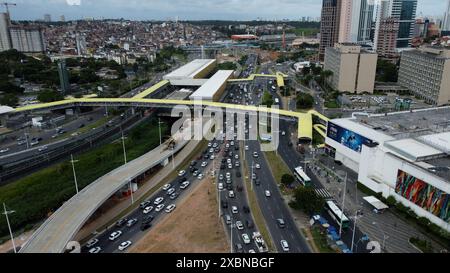 salvador, bahia, brasilien - 28. januar 2022: Ansicht der Implementierung des BRT-Systems auf der Avenida Antanio Carlo Magalhaes in der Stadt Salvador. Stockfoto