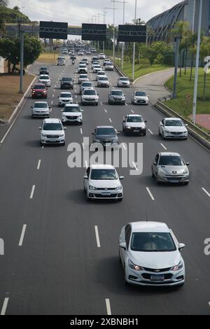 Salvador, Bahia, Brasilien - 31.01.2022: movimentação de veiculos na Avenida Luiz Viana - Paralela - na cidade de Salvador (BA) (Joá Souza/WRI Brasil). Stockfoto