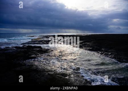 Die atemberaubende Schönheit der felsigen hawaiianischen Küste. Stockfoto