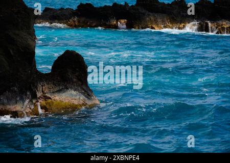 Die atemberaubende Schönheit der felsigen hawaiianischen Küste. Stockfoto