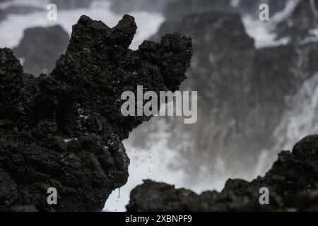 Die atemberaubende Schönheit der felsigen hawaiianischen Küste. Stockfoto