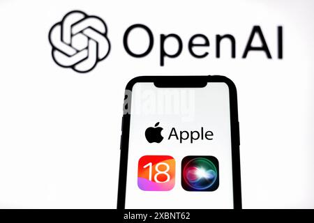 Krakau, Polen. Juni 2024. In dieser Fotoabbildung wird ein Apple iOS 18-Logo auf einem Apple iPhone mit dem Open AI-Logo im Hintergrund angezeigt. Nach der Präsentation des neuen iOS auf dem WWDC kam es zu Kontroversen und Bedenken bezüglich Datenschutzproblemen rund um die Open AI-basierten Funktionen. Quelle: SOPA Images Limited/Alamy Live News Stockfoto